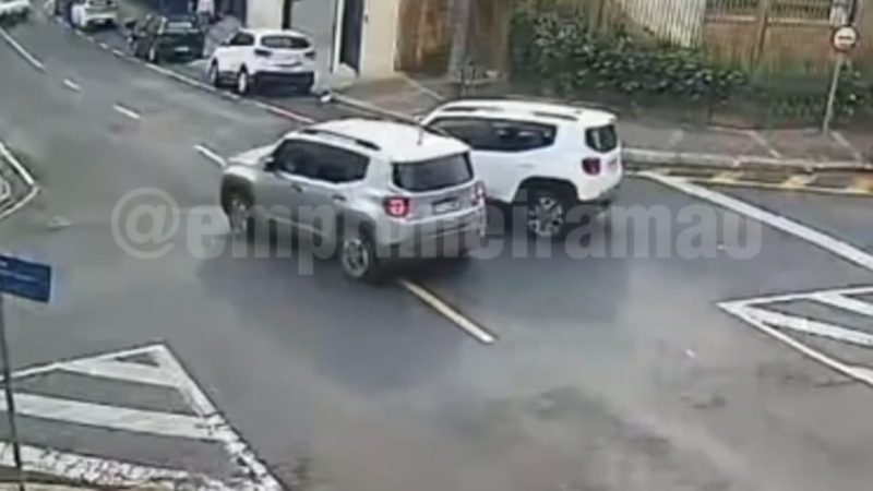 Câmeras registram dois acidentes em cruzamento no Centro de Franca