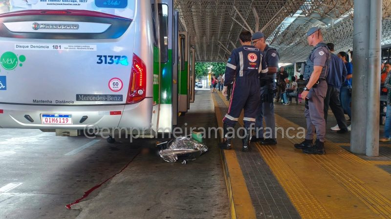 Homem morre após ser atropelado por ônibus no terminal em Franca