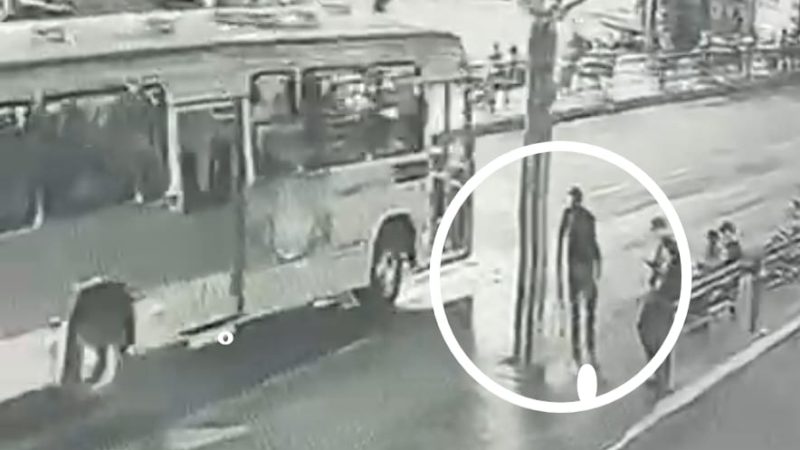 Câmera registra homem cambaleando antes de ser atropelado por ônibus