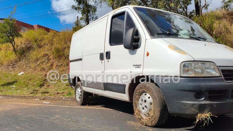 Van despenca em barranco e deixa vítima grave