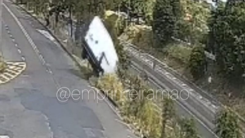 Câmera registra homem tentando parar van e veículo caindo em barranco