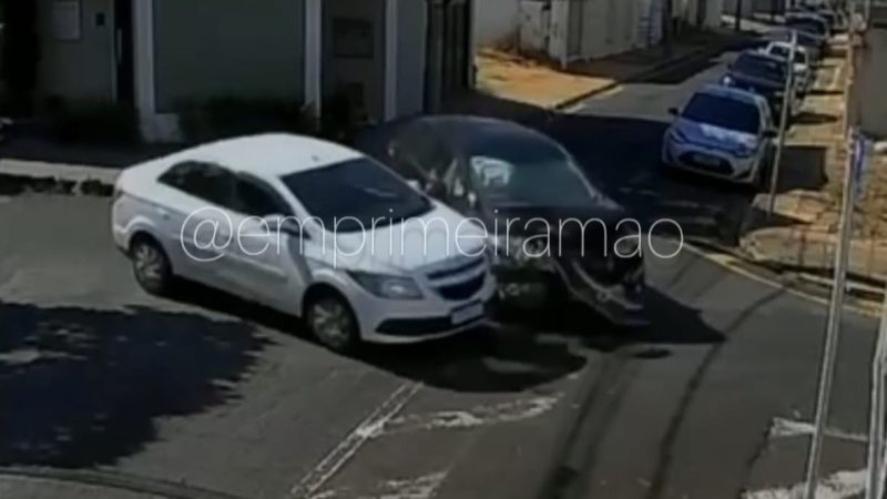 Câmera registra colisão entre dois veículos na área central de Franca