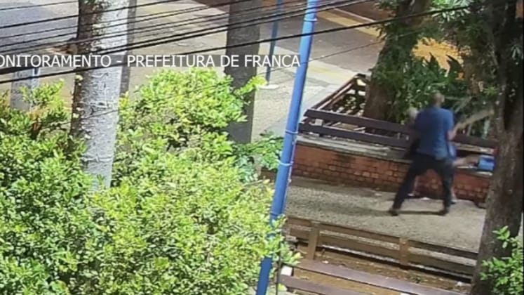 Câmera de monitoramento registra briga que terminou com paulada e facada