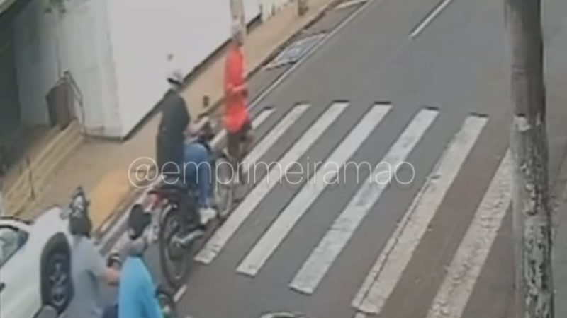 Idoso é atropelado por motociclista em faixa de pedestres em Franca