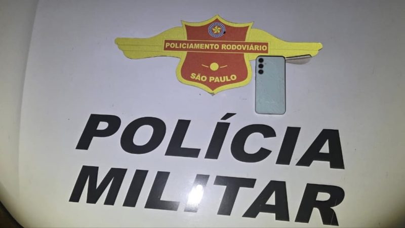 Colombiana é presa por receptação após ser flagrada com celular furtado