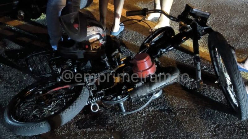 Jovem fica ferido após bater bicicleta motorizada em carro estacionado