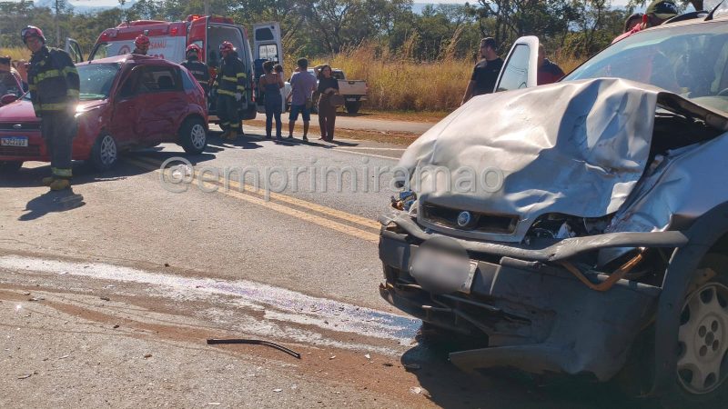 Quatro pessoas ficaram feridas em colisão entre veículos no trevo do Paiolzinho