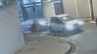 Câmeras registraram colisão entre carro e moto que deixou motociclista ferido