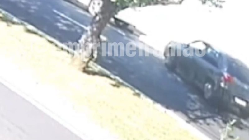 Câmera de segurança registra colisão entre carro e moto em avenida de Franca