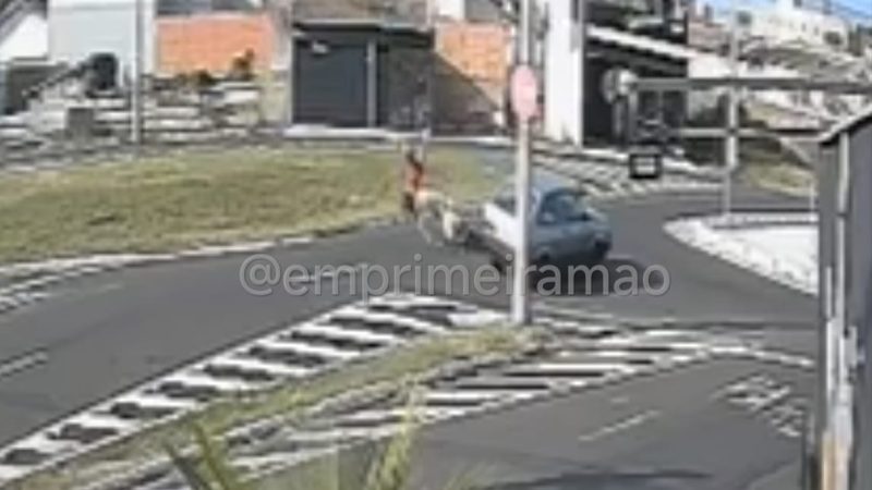 Motociclista é arremessado e carro roda após colisão em avenida de Franca