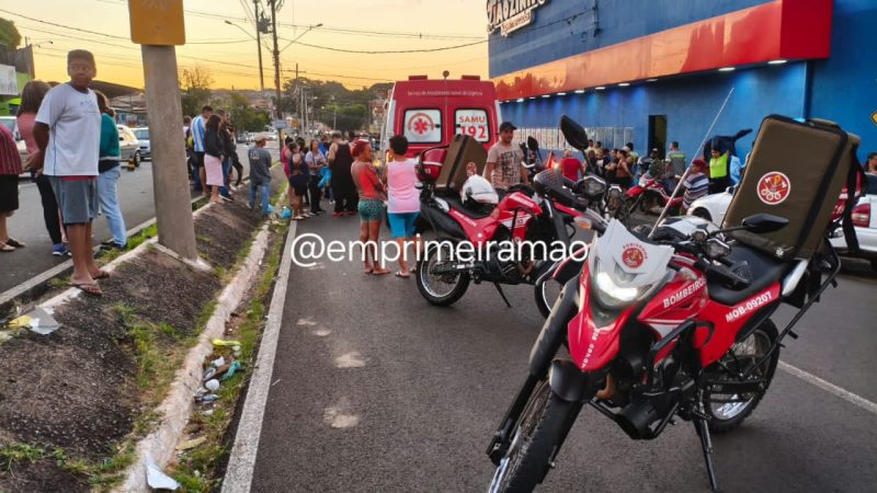 Mulher é socorrida em estado grave após ser atropelada por veículo em avenida