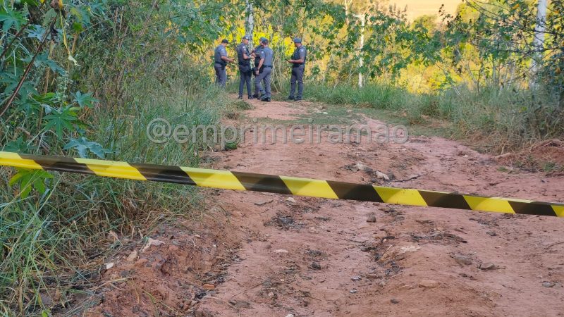 Corpo em avançado estado de decomposição é encontrado em área de mata
