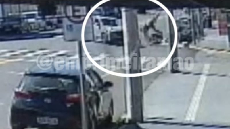 Motorista realiza conversão proibida e deixa motociclista com ferimento grave