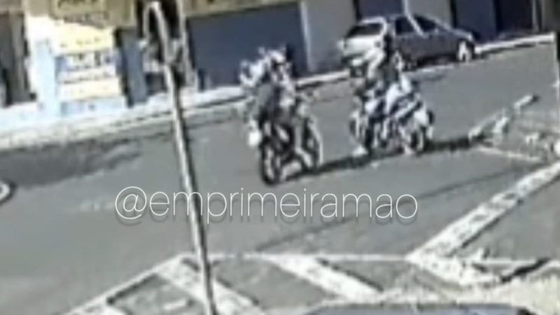 Imagens mostram colisão entre motos na região da Estação