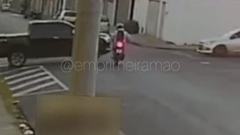 Motociclista é arremessado contra parede após ser atingido por caminhonete