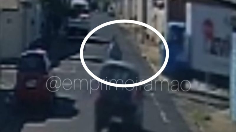 Motociclista avança sinal de pare e colide com caminhão em Franca