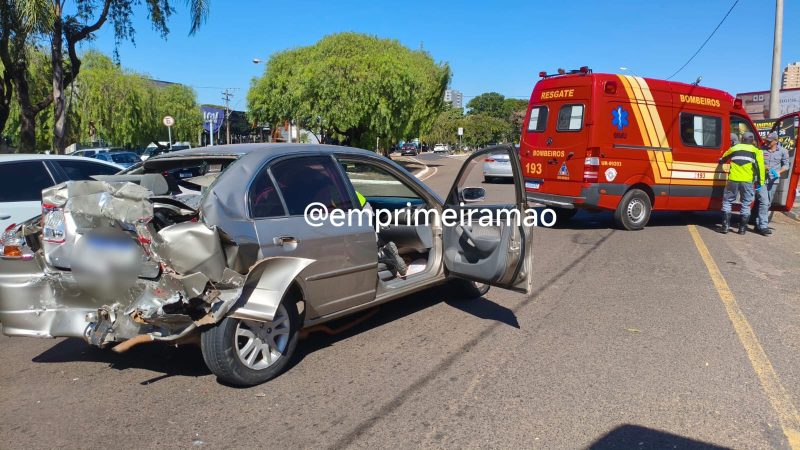 Carro fica destruído após ser atingido por ônibus em avenida de Franca