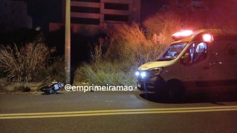 Motociclista perde controle e colide contra poste em Franca