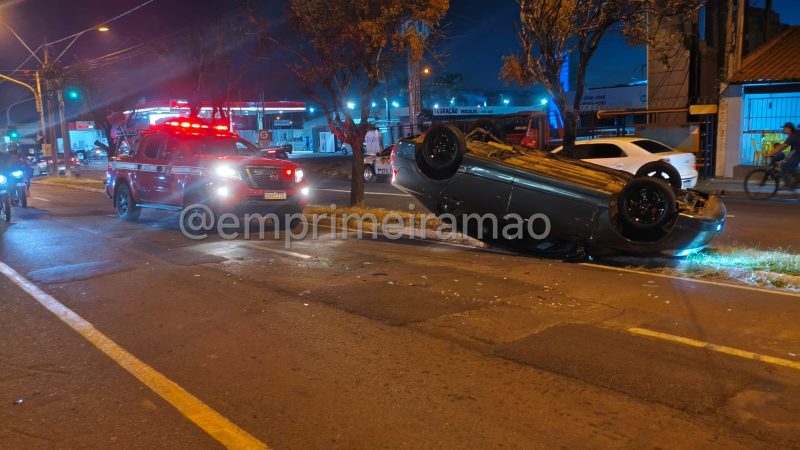 Carro capota após colisão traseira e interdita faixa da Avenida Chico Júlio 