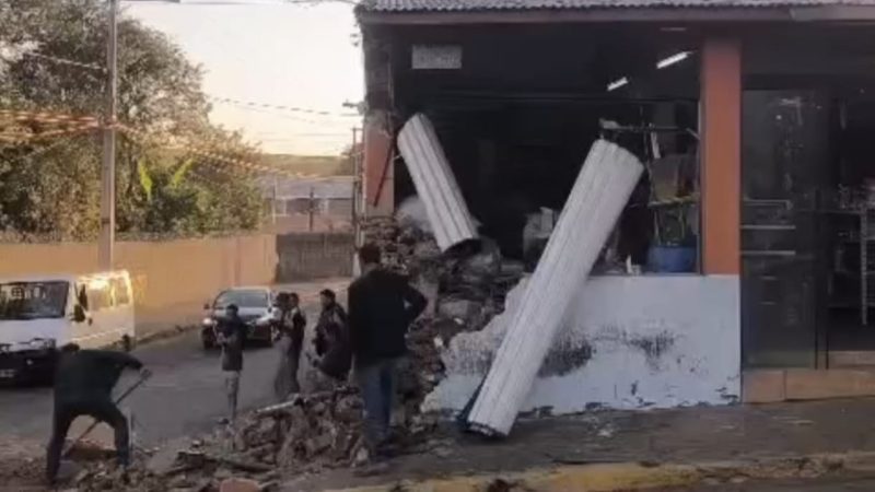 Ônibus perde os freios, invade propriedade e deixa feridos em Claraval