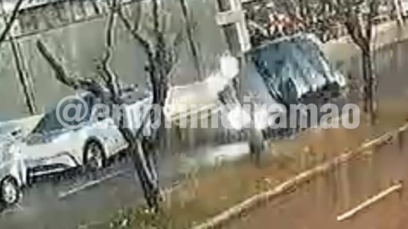 Câmera de segurança registra capotamento em avenida de Franca