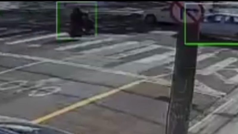 Motociclista fica ferida após acidente no cruzamento da Avenida Presidente Vargas