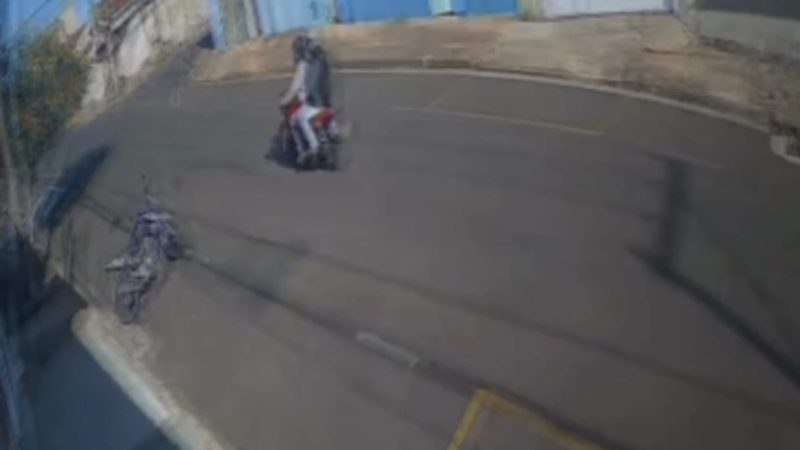 Câmera registra criminosos furtando moto em Franca