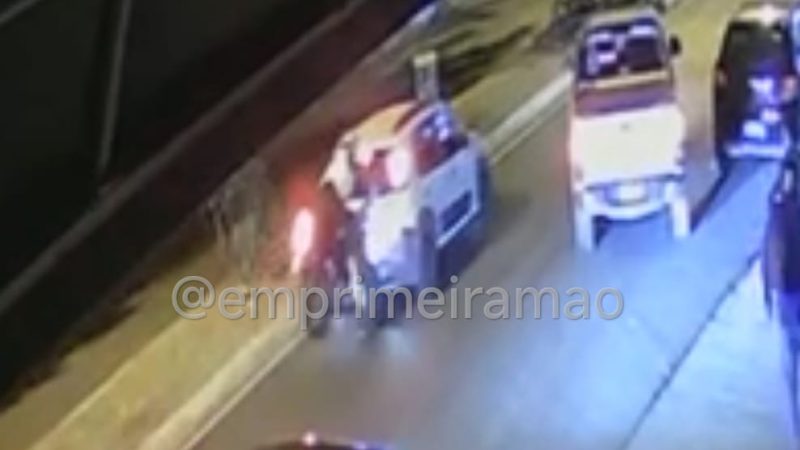 Colisão traseira entre moto e carro deixa jovem ferida em avenida de Franca