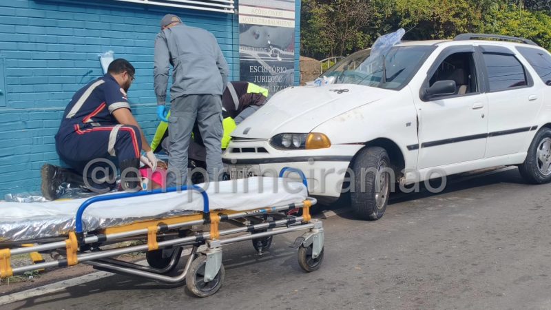 Pedestre é prensada por veículo e sofre fraturas graves nas pernas 