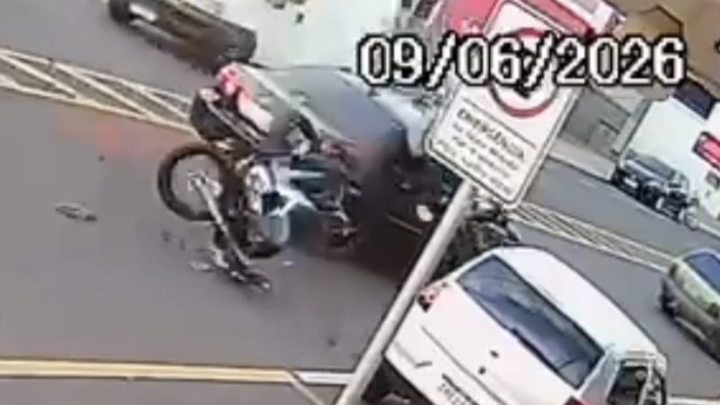 Motorista realiza conversão proibida e causa acidente na Avenida Brasil