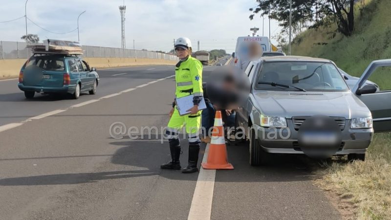 Estouro de pneu provoca colisão entre dois veículos na Rodovia Cândido Portinari