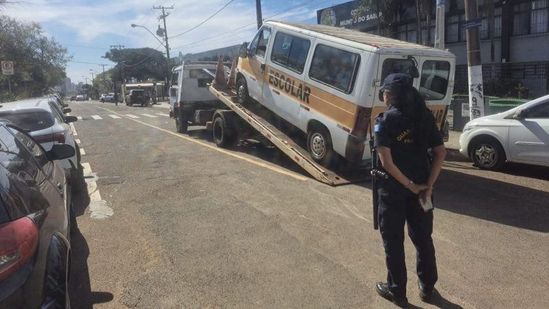 Motorista com CNH cassada é flagrado fazendo transporte escolar clandestino em Franca