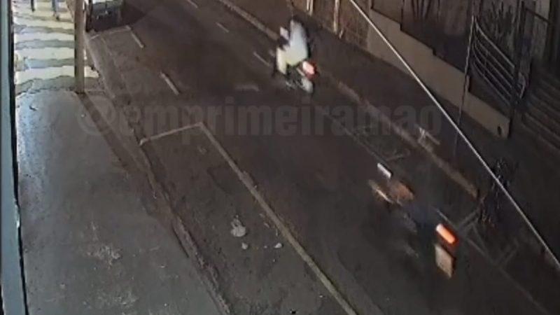 Criminosos são flagrados por câmeras furtando moto de estudante