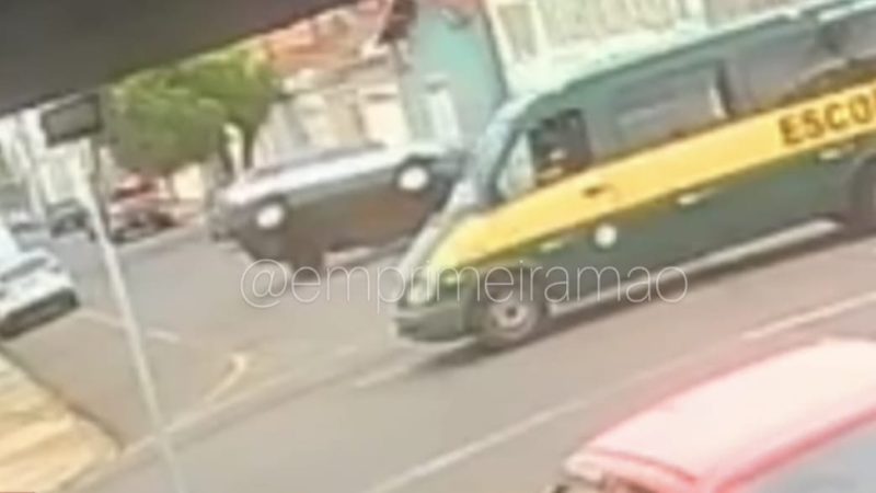 Motorista avança sinal de pare, provoca acidente e carro tomba em cruzamento de Franca