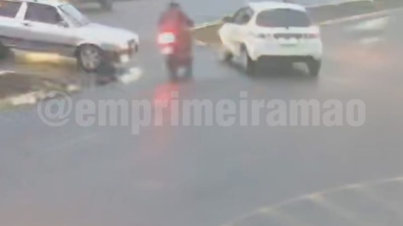 Colisão entre carro e moto deixa motociclista com ferimento grave