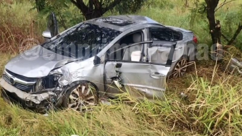 Carro vai parar em barranco após aquaplanar em rodovia