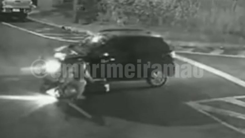 Colisão entre moto e carro é registrada em cruzamento de Franca