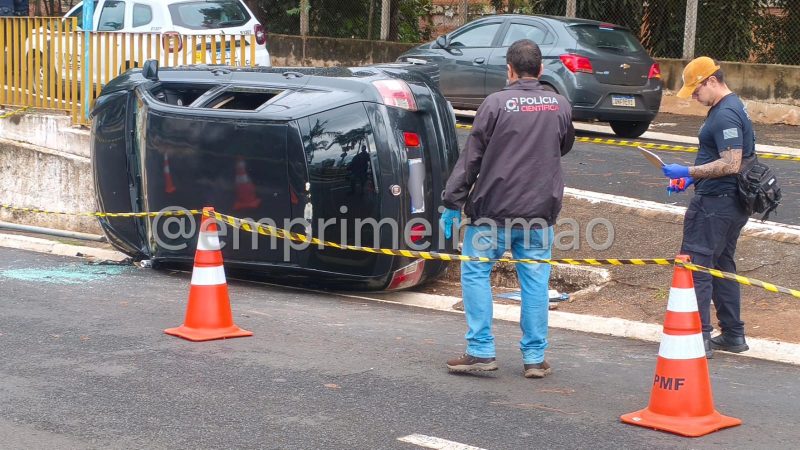Motorista perde controle e veículo tomba em avenida de Franca