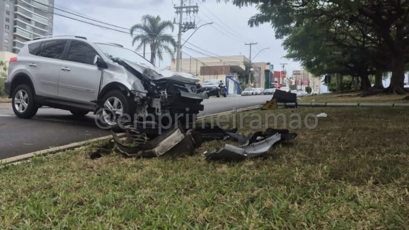 Motorista perde controle de veículo e bate em poste na Avenida Rio Amazonas