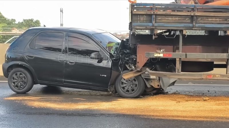 Colisão traseira entre carro e caminhão provoca congestionamento e deixa ferido