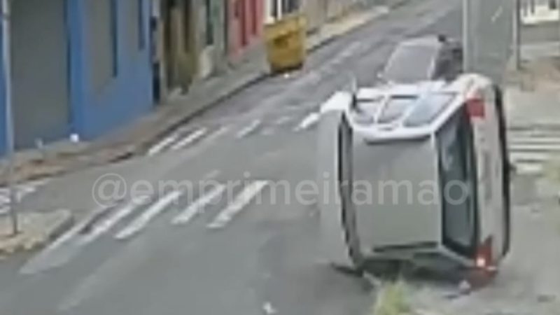 Carro tomba após colisão no bairro Estação, em Franca