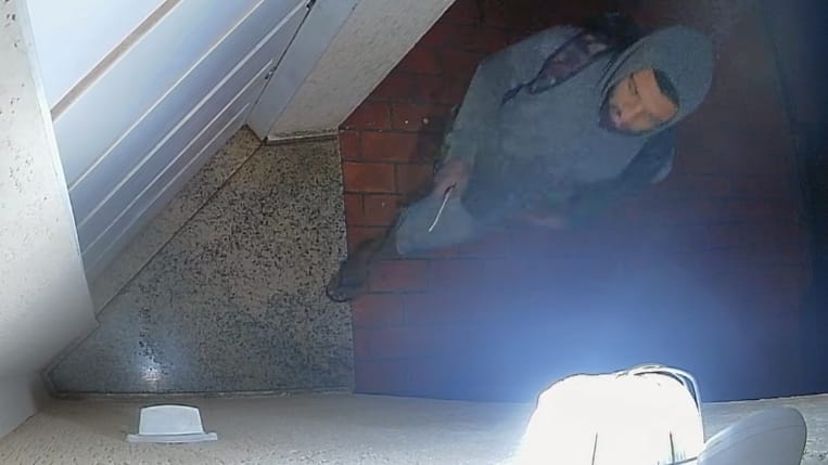 Câmeras registram criminoso furtando capas de interfones na Vila Aparecida