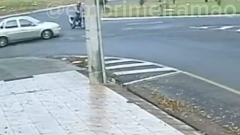 Motorista avança pare e colide com motociclista no Jardim Noêmia