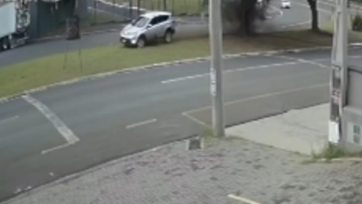 Câmera registra motorista perdendo o controle na Avenida Rio Amazonas