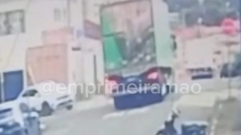 Câmera registra colisão após caminhão desrespeitar pare no Jardim Consolação
