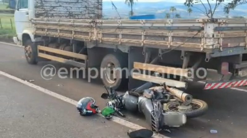 Motociclista fica em estado gravíssimo após colidir com caminhão