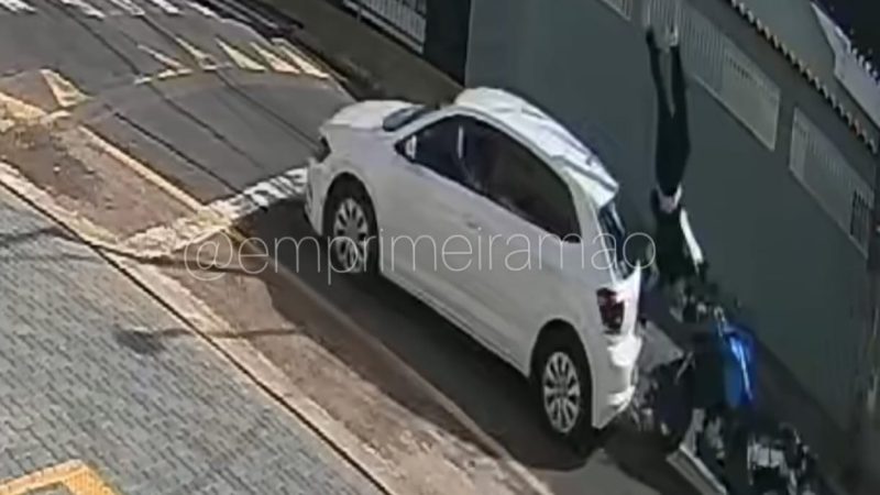 Câmera registra colisão traseira entre carro e moto na Avenida Santa Cruz