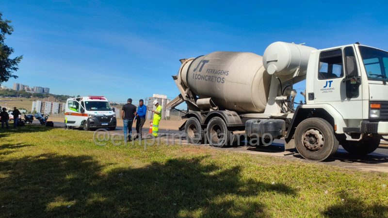 Motociclista fica ferido após colidir na traseira de caminhão betoneira em rodovia