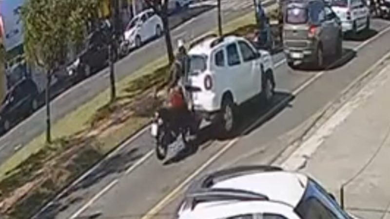 Motociclista fica ferido após colisão traseira com carro em avenida de Franca