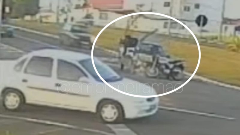 Motociclista dá pirueta no ar após ser atingido por motorista que avançou sinal de pare